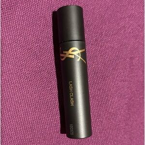 Yves Saint Laurent
MASCARA
VOLUME EXTRÊME EXTREME VOLUME
MASCARA